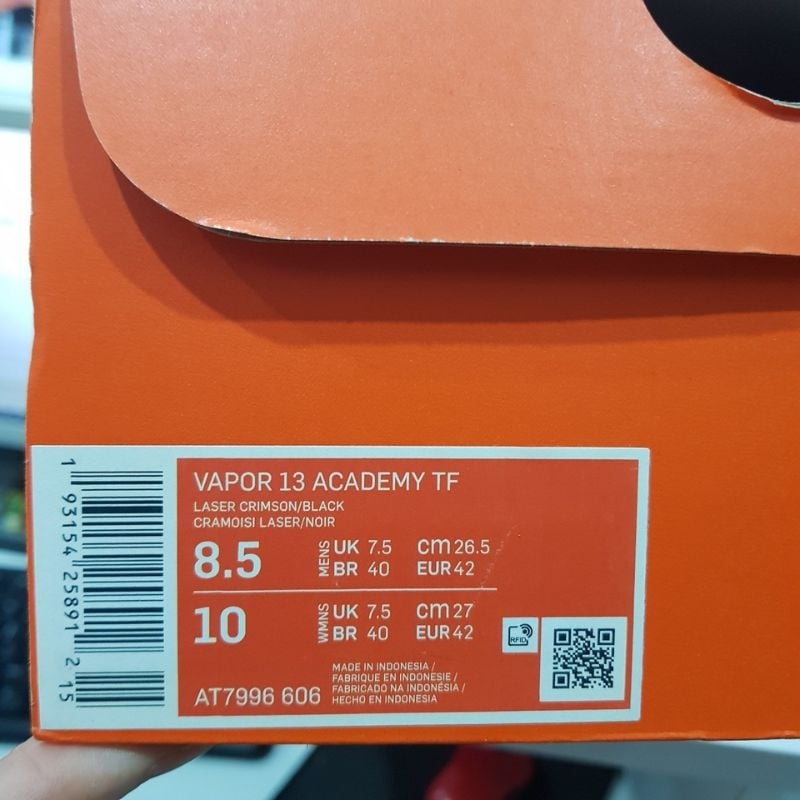 Phân biệt giày đá bóng Nike chính hãng thông qua tem giày
